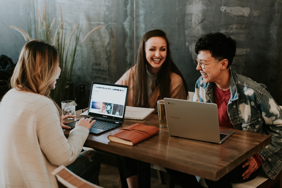 Estudiantes colaborando y ganando confianza en inglés